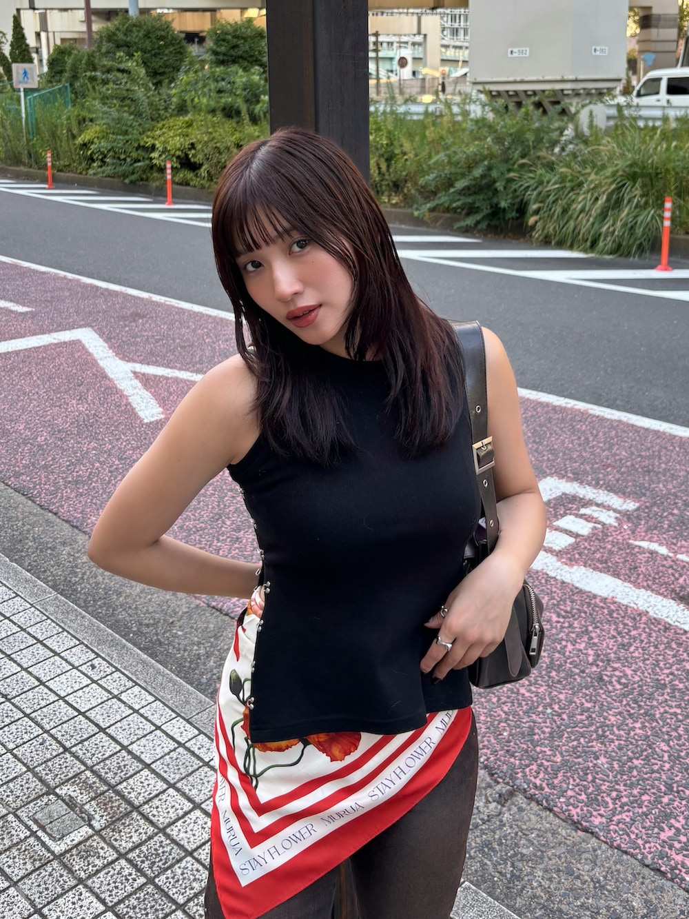 ブラック系のTシャツ/カットソー、ブラウン系のデニムパンツ、ブラック系のブーツを着用したレディースの夏コーディネートの3枚目の写真