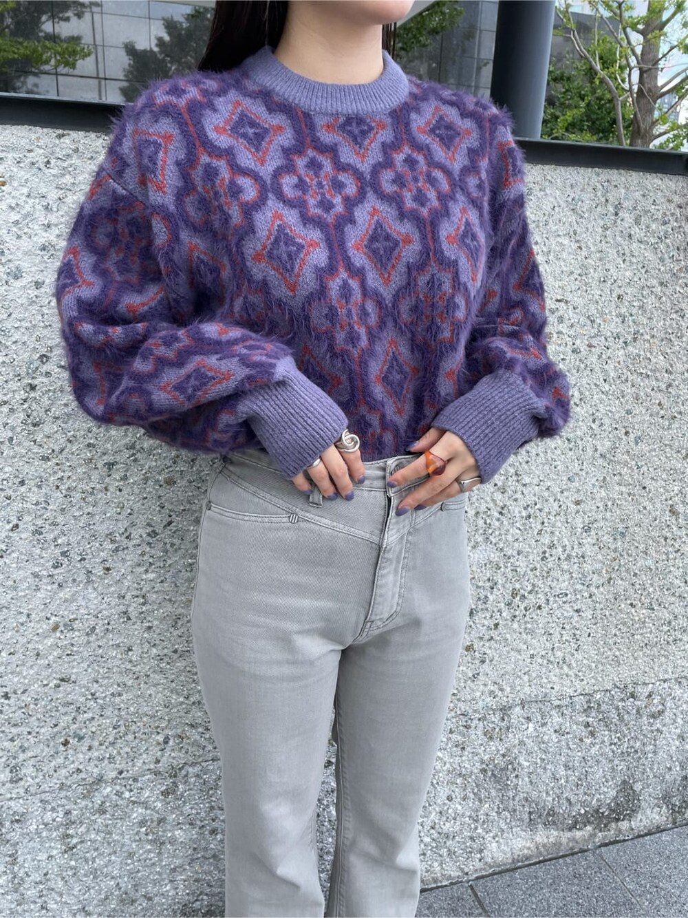 ブラック系のブーツ、グレー系のダウンジャケット/コート、グレー系のデニムパンツを着用したレディースの秋コーディネートの6枚目の写真