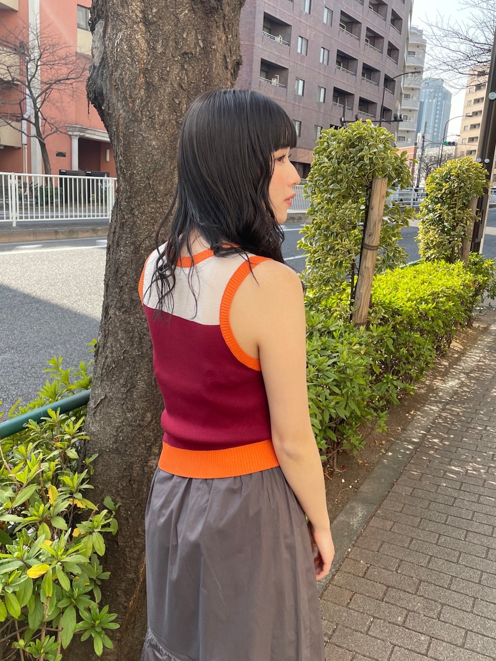 ブルー系のニット/セーターを着用したレディースの春コーディネートの3枚目の写真