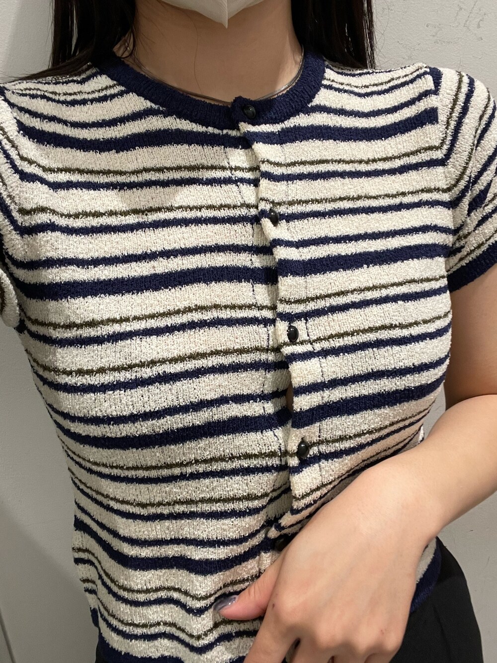 ブルー系のカーディガン/ボレロ、ブラック系のスラックス、ブラック系のサンダルを着用したレディースの春コーディネートの5枚目の写真