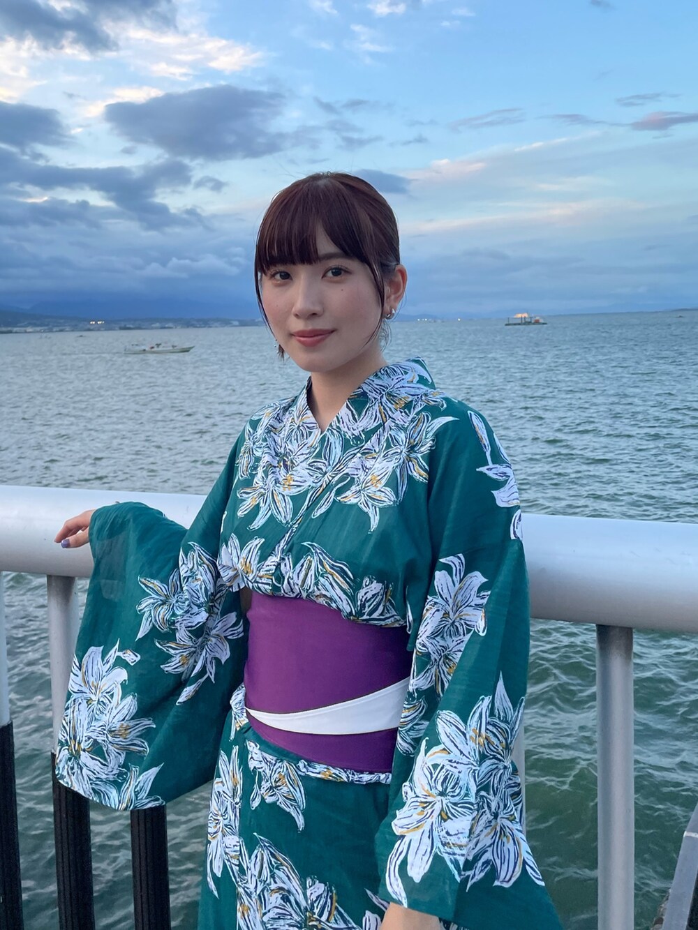 グリーン系の浴衣を着用したレディースの夏コーディネートの4枚目の写真