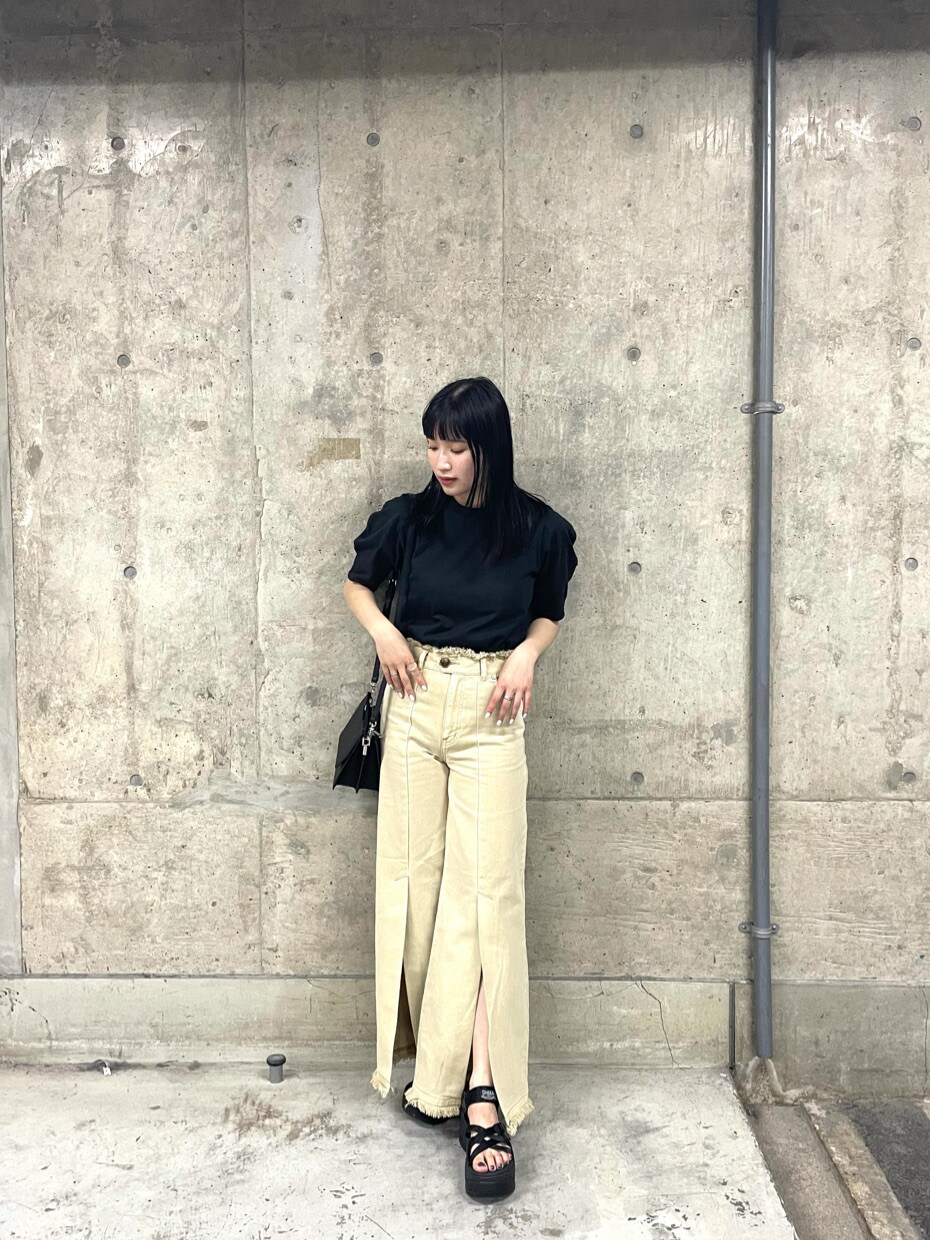 ブラック系のサンダル、ブラック系のハンドバッグ、イエロー系のその他パンツを着用したレディースの春コーディネートの2枚目の写真