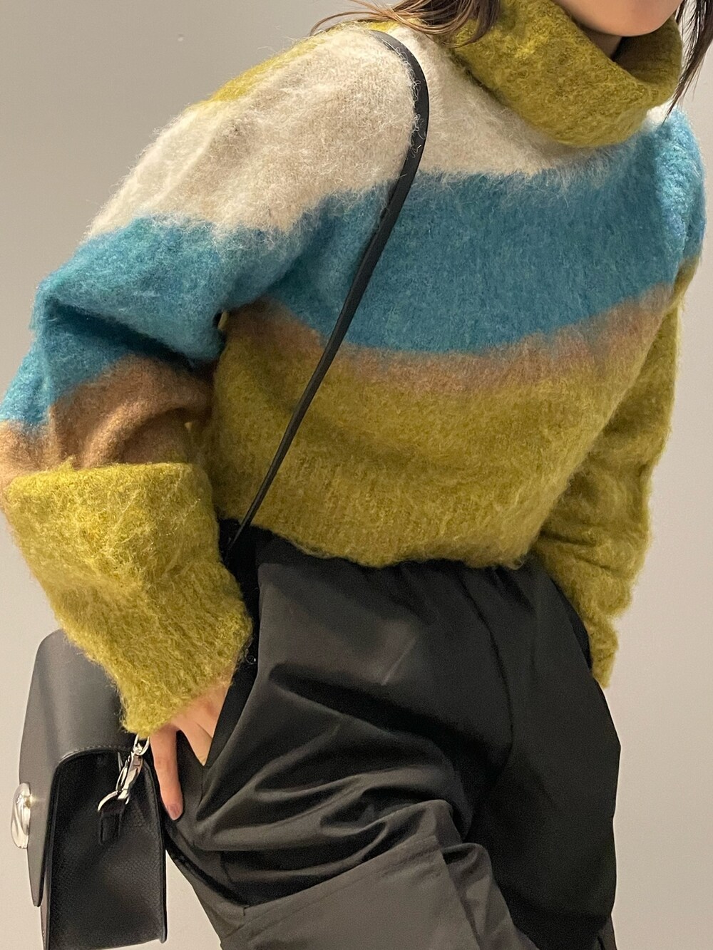 その他のニット/セーター、ブラック系のブーツ、ブラック系のショルダーバッグを着用したレディースの秋コーディネートの7枚目の写真