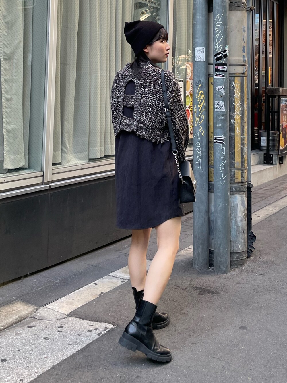 ブラック系のワンピース、ブラック系のブーツ、ブラック系のショルダーバッグを着用したレディースの秋コーディネートの3枚目の写真