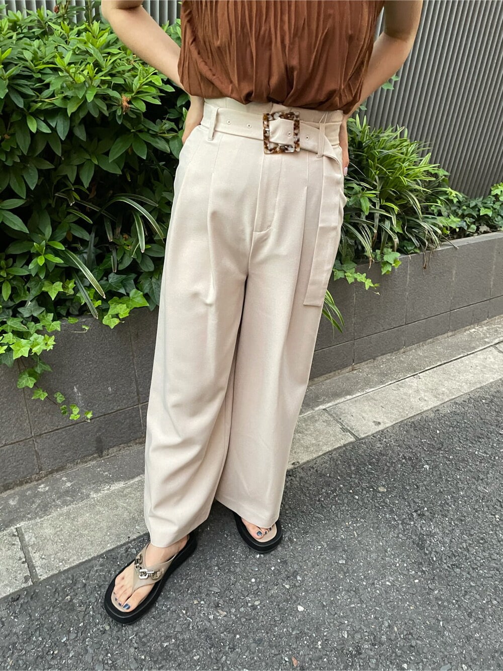 ホワイト系のその他パンツ、ブラウン系のシャツ/ブラウス、ベージュ系のサンダルを着用したレディースの夏コーディネートの7枚目の写真