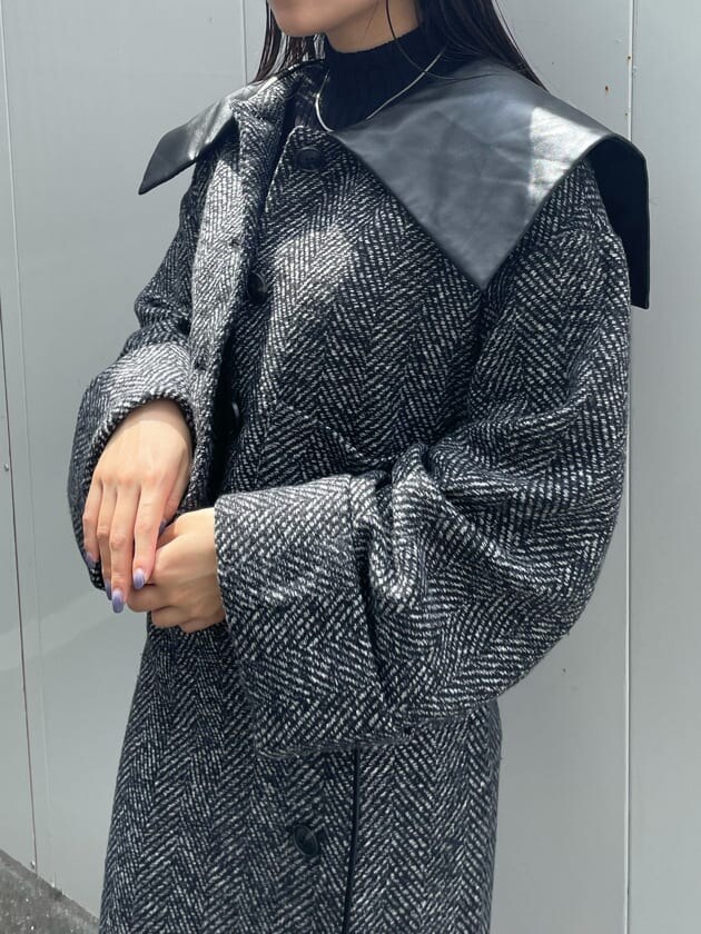 ブラック系のブーツ、ブラック系のブルゾン、ブラック系のスカートを着用したレディースの秋コーディネートの3枚目の写真