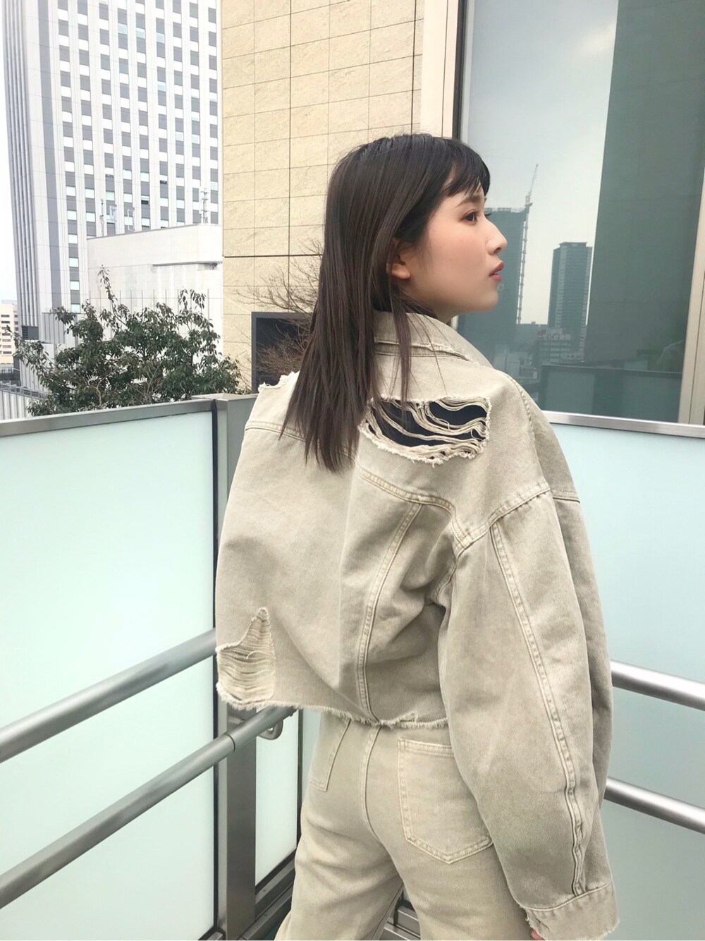 ブラック系のブーツ、ベージュ系のデニムジャケット、ベージュ系のその他パンツを着用したレディースの冬コーディネートの2枚目の写真