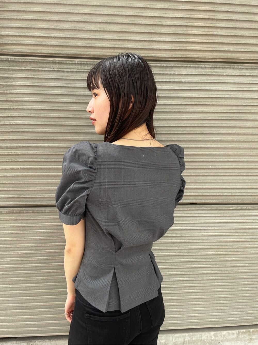 ブラック系のサンダル、ブラック系のデニムパンツ、その他のシャツ/ブラウスを着用したレディースの夏コーディネートの4枚目の写真