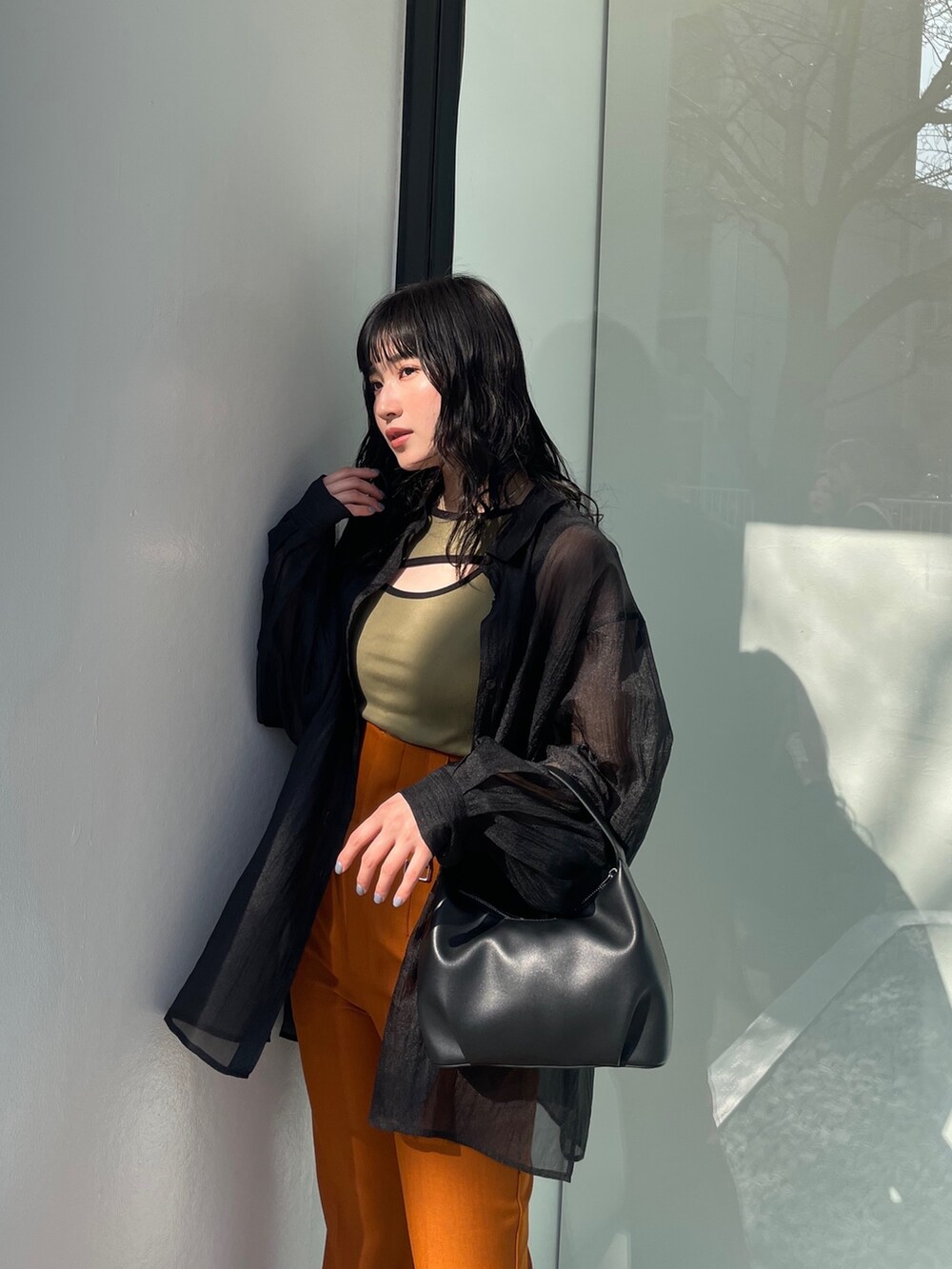 ブラック系のシャツ/ブラウス、グリーン系のタンクトップ、ブラック系のサンダルを着用したレディースの春コーディネートの4枚目の写真