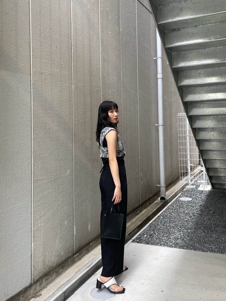 ブラック系のその他パンツ、ブラック系のサンダル、ブラック系のタンクトップを着用したレディースの夏コーディネートの2枚目の写真