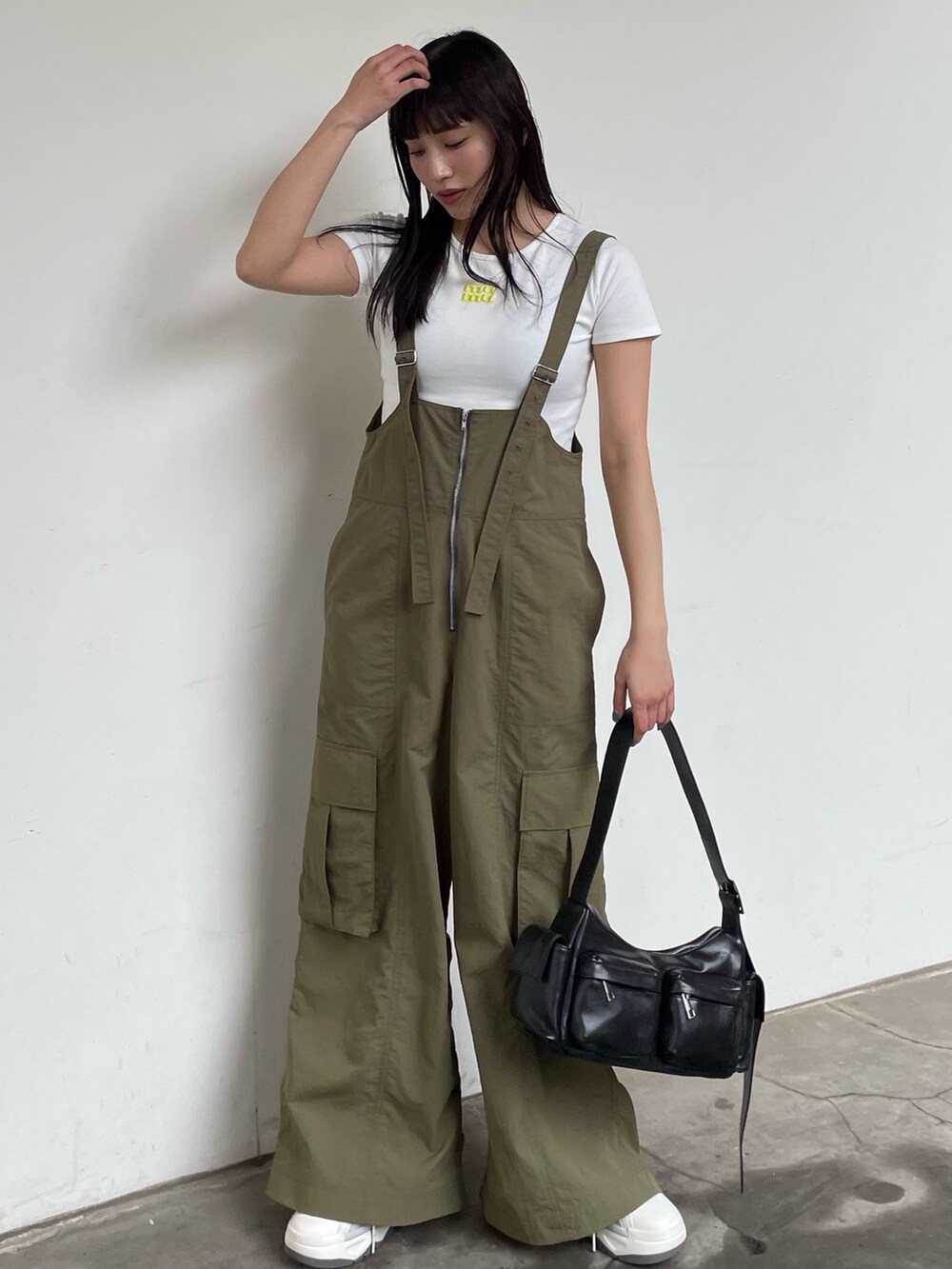 グリーン系のつなぎ/オールインワンを着用したレディースの夏コーディネートの2枚目の写真