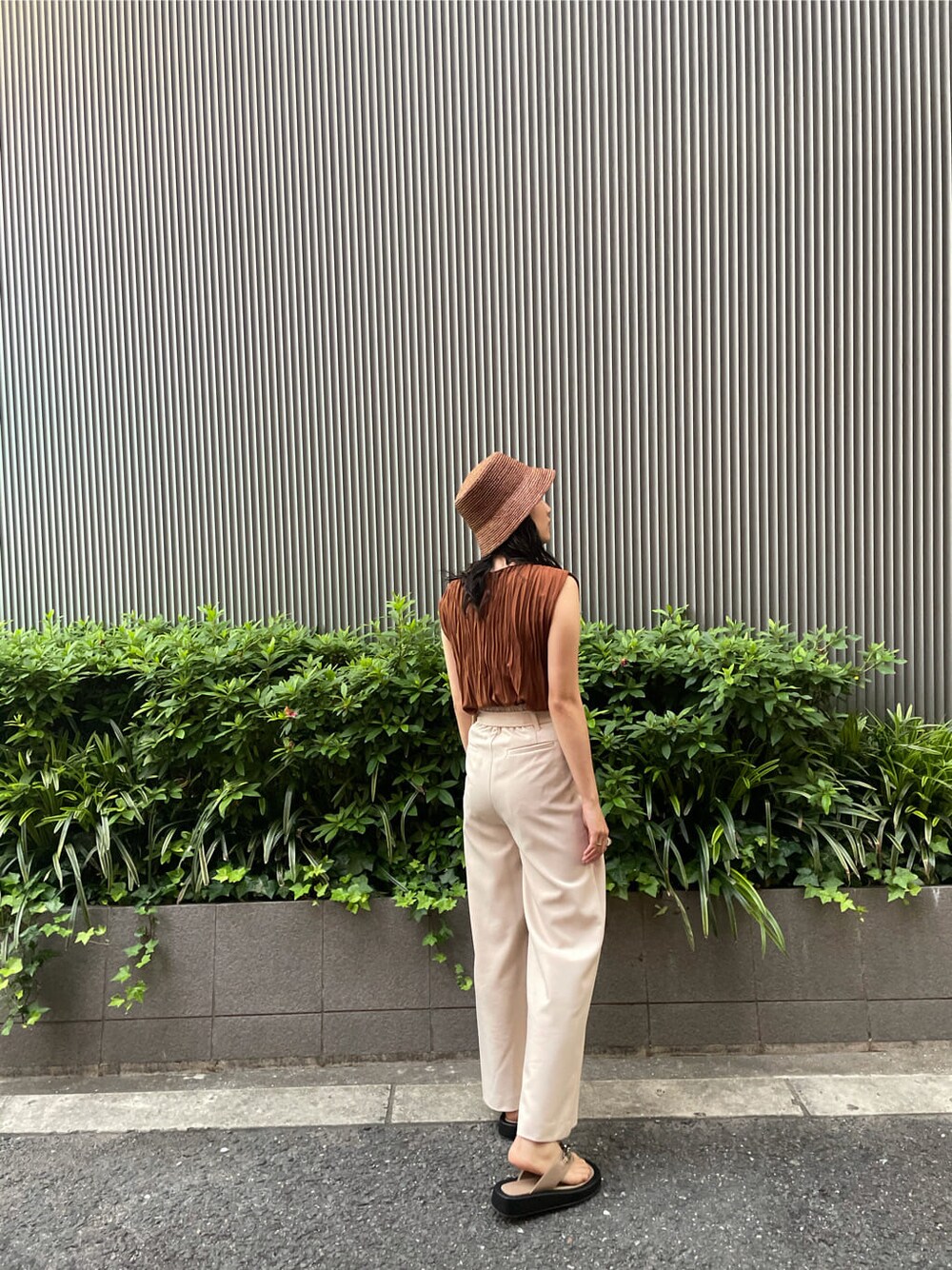 ホワイト系のその他パンツ、ブラウン系のシャツ/ブラウス、ベージュ系のサンダルを着用したレディースの夏コーディネートの3枚目の写真