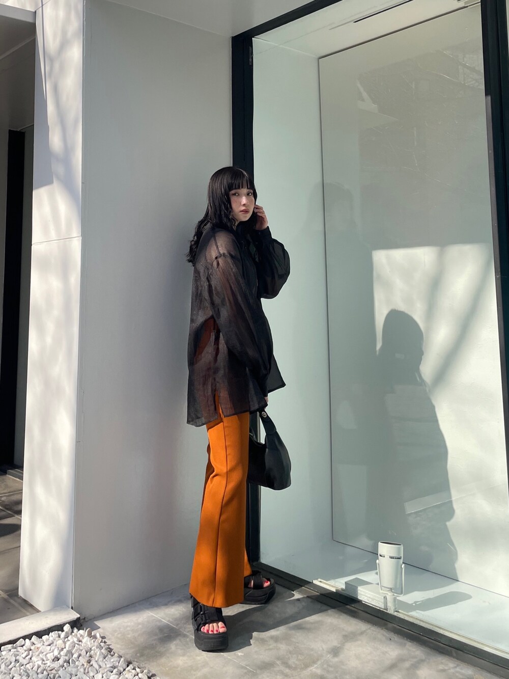 ブラック系のシャツ/ブラウス、グリーン系のタンクトップ、ブラック系のサンダルを着用したレディースの春コーディネートの2枚目の写真