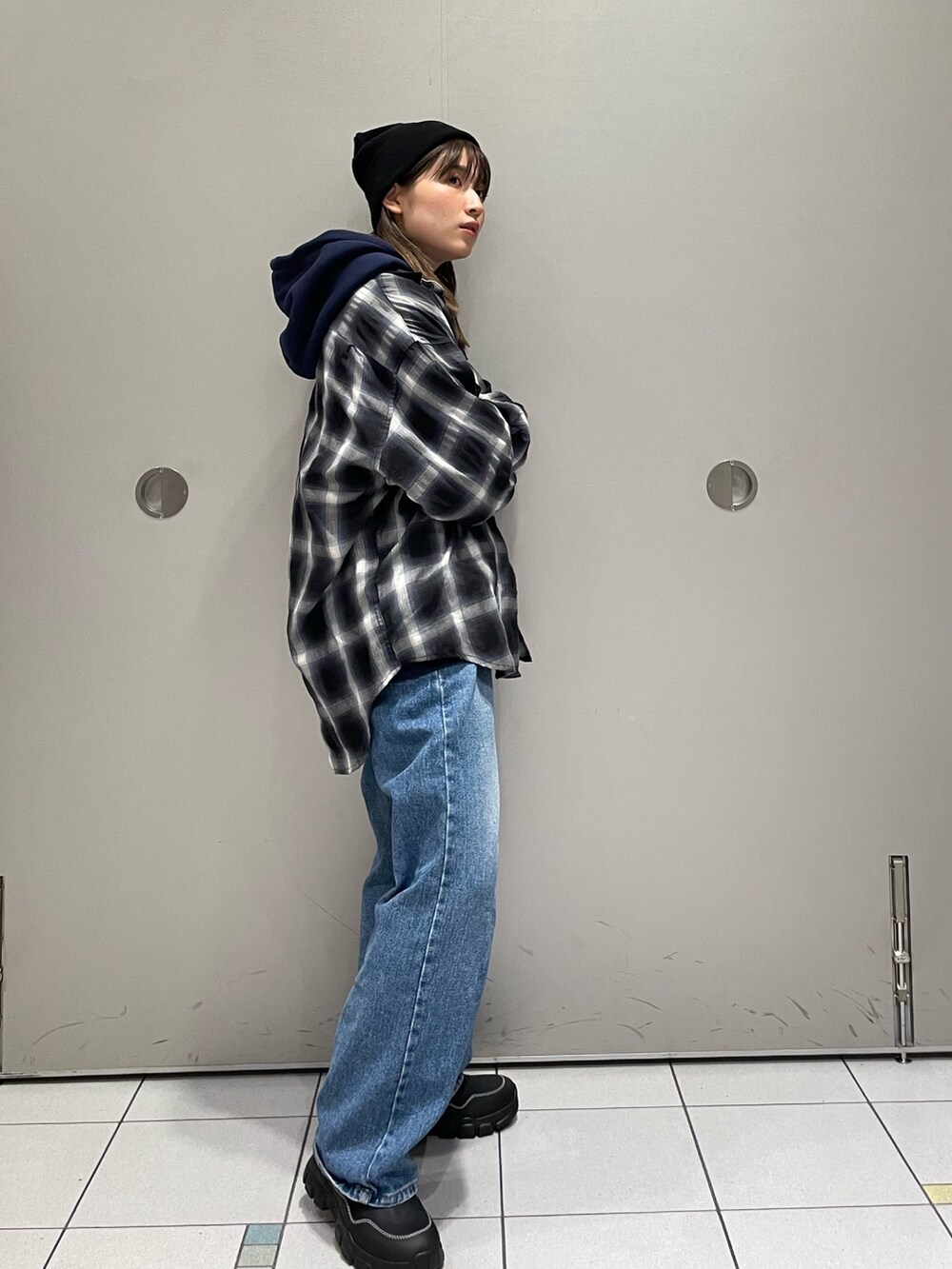 ブルー系のパーカー、ブラック系のブーツを着用したレディースの秋コーディネートの2枚目の写真