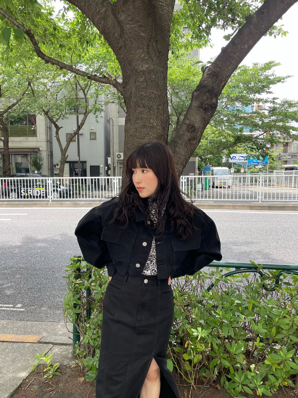 ブラック系のデニムジャケット、ブラック系のスカートを着用したレディースの夏コーディネートの3枚目の写真