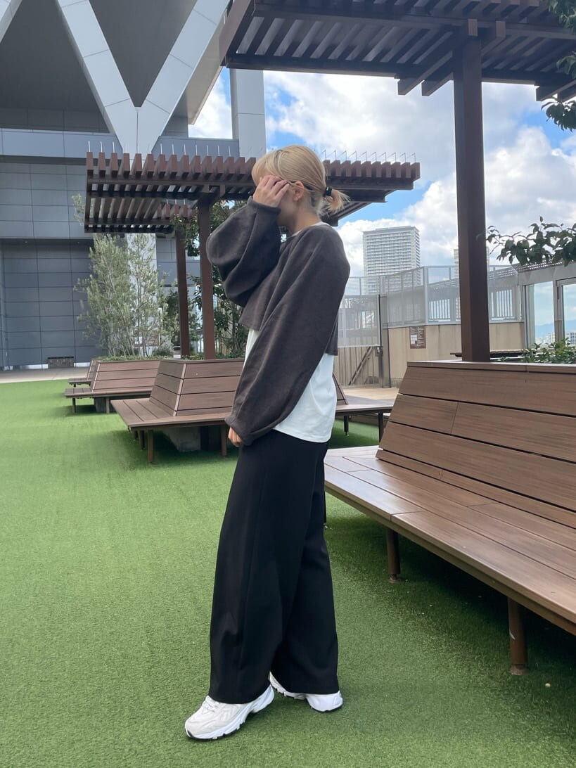 ブラック系のスラックス、グレー系のTシャツ/カットソーを着用したレディースの冬コーディネートの2枚目の写真