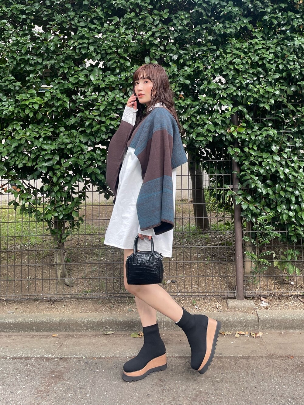 ブラック系のブーツ、その他のワンピースを着用したレディースの夏コーディネートの4枚目の写真