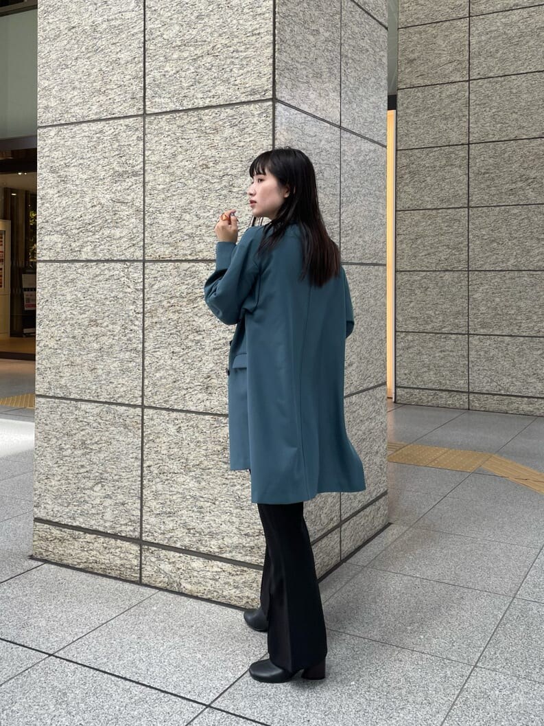 グリーン系のテーラードジャケット、ブラック系のその他パンツ、ブラック系のブーツを着用したレディースの秋コーディネートの3枚目の写真