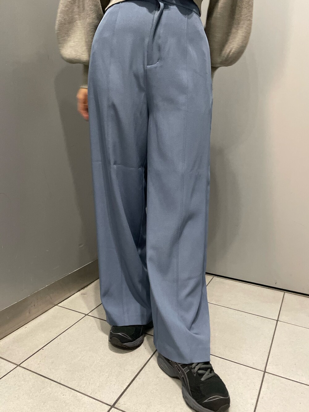 グレー系のカーディガン/ボレロ、ブルー系のスラックスを着用したレディースの冬コーディネートの6枚目の写真