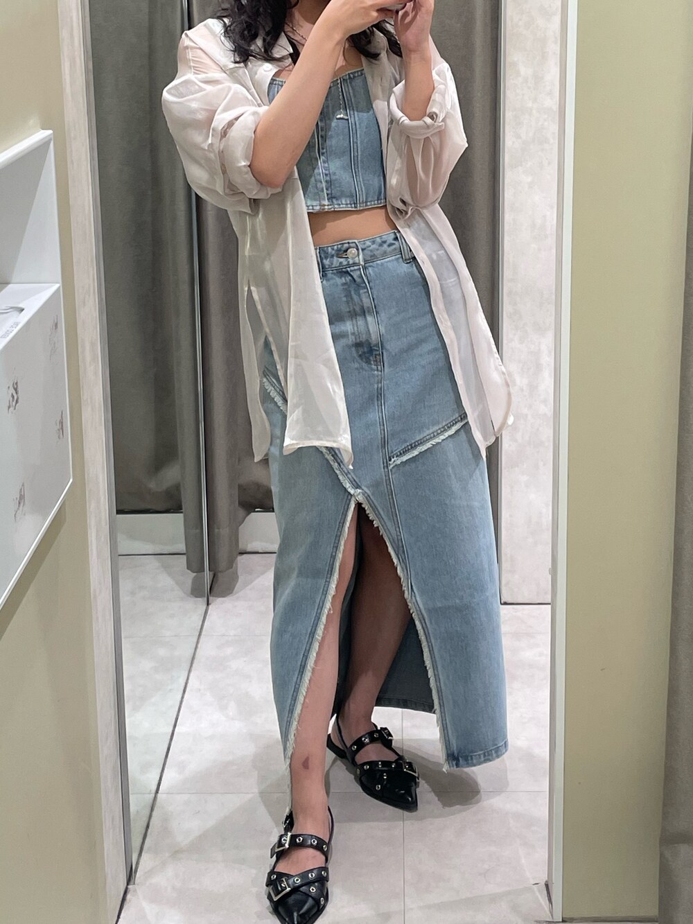 ブルー系のシャツ/ブラウス、ブルー系のデニムスカート、ブラック系のパンプスを着用したレディースの夏コーディネートの2枚目の写真