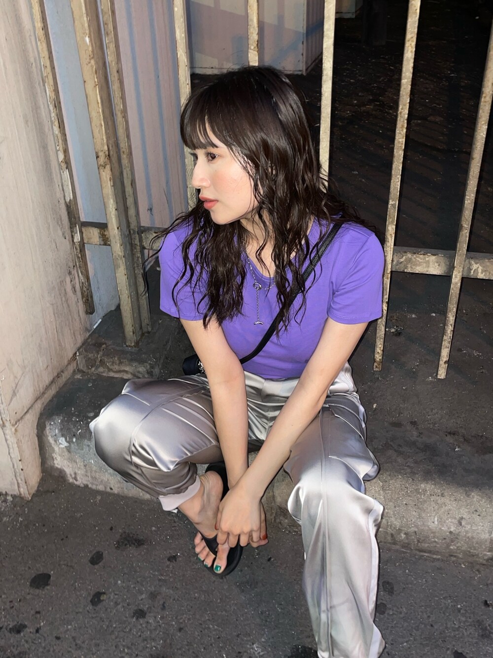 パープル系のTシャツ/カットソー、グレー系のスウェットパンツを着用したレディースの夏コーディネートの3枚目の写真