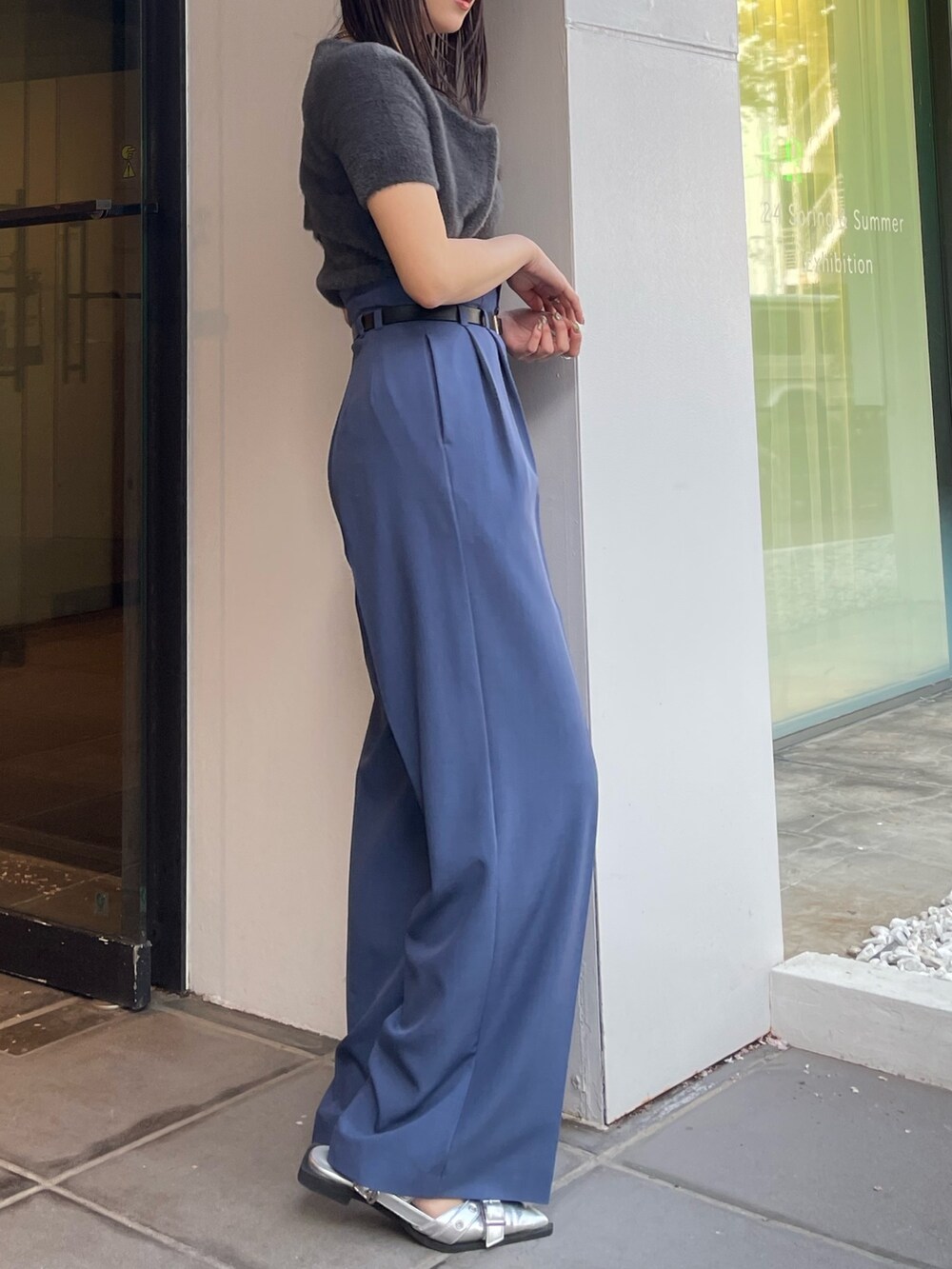 グレー系のニット/セーター、ブルー系のその他パンツを着用したレディースの夏コーディネートの3枚目の写真