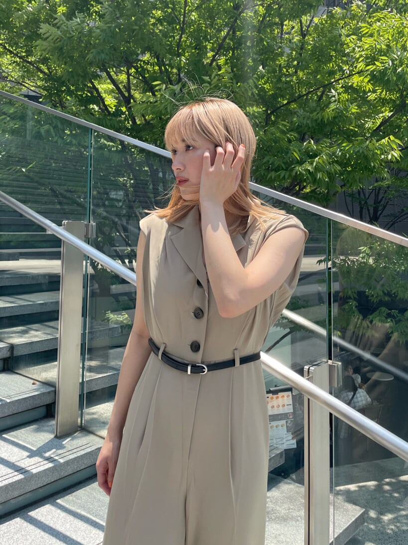 ベージュ系のつなぎ/オールインワン、ブラック系のサンダルを着用したレディースの夏コーディネートの4枚目の写真