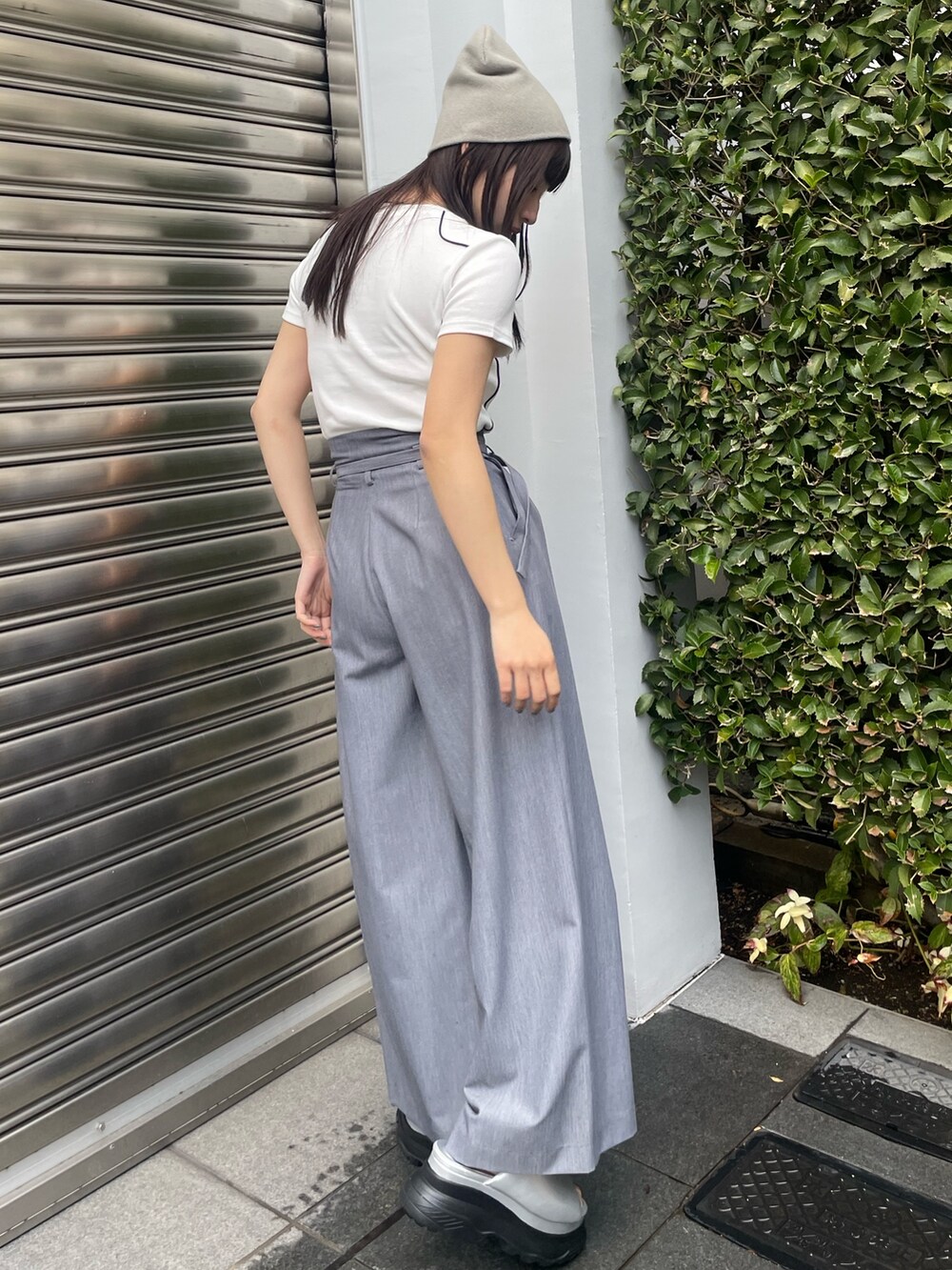 ホワイト系のTシャツ/カットソー、グレー系のその他パンツを着用したレディースの冬コーディネートの3枚目の写真