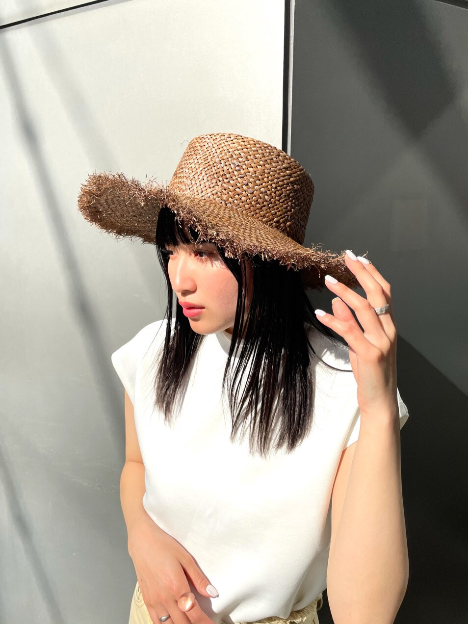 ホワイト系のTシャツ/カットソー、イエロー系のその他パンツ、ホワイト系のサンダルを着用したレディースの春コーディネートの4枚目の写真