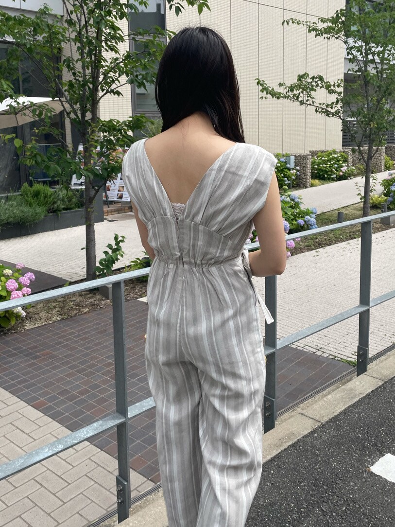 その他のつなぎ/オールインワン、ホワイト系のサンダル、ベージュ系のかごバッグを着用したレディースの夏コーディネートの6枚目の写真