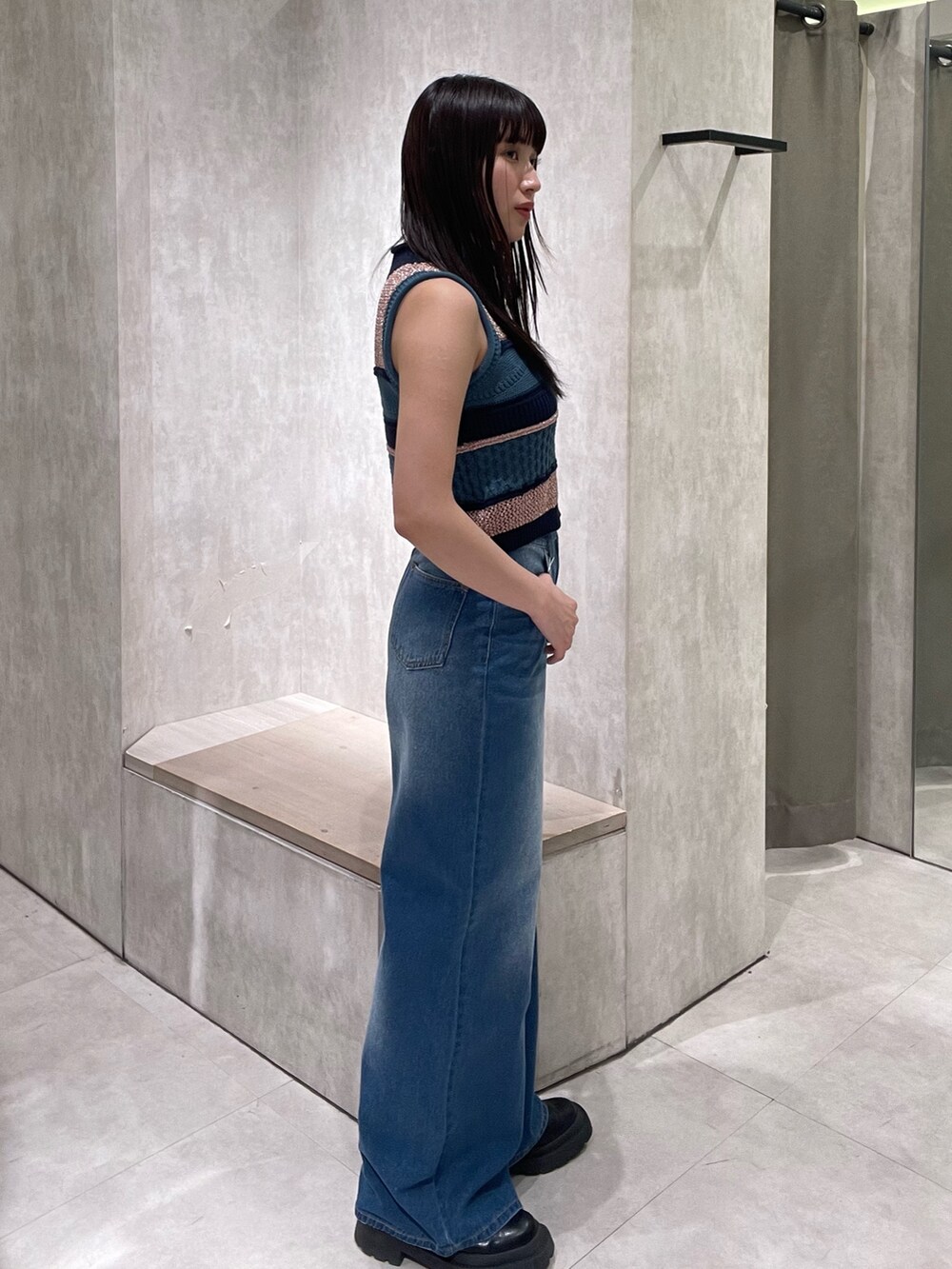 ブルー系のニット/セーター、ブルー系のデニムパンツを着用したレディースの春コーディネートの2枚目の写真