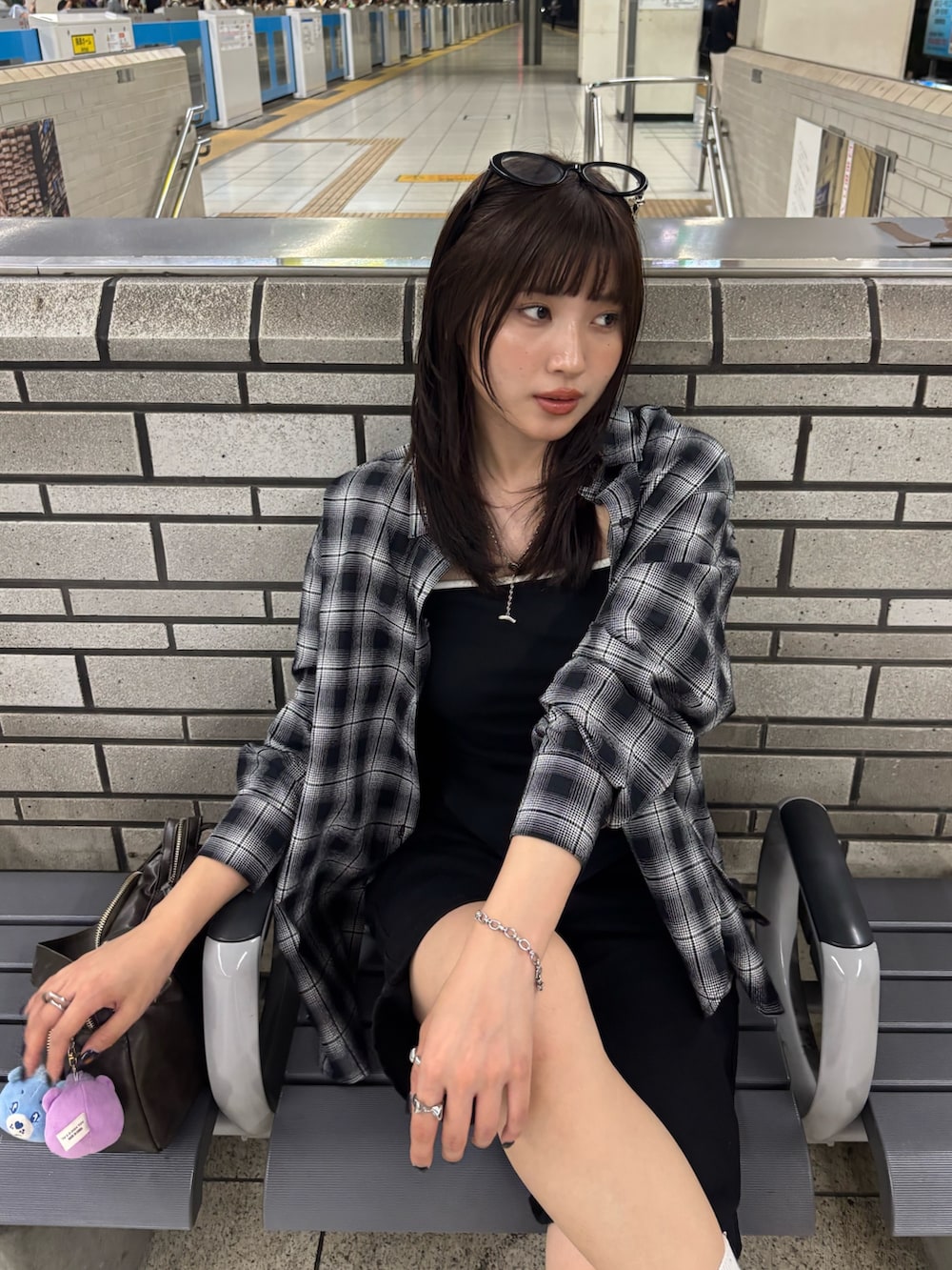 ブラック系のシャツ/ブラウスを着用したレディースの夏コーディネートの2枚目の写真