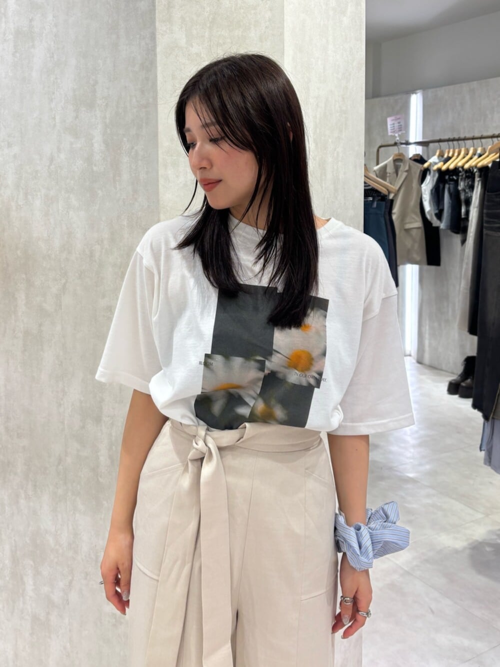 ブラック系のTシャツ/カットソー、ホワイト系のその他パンツ、ホワイト系のサンダルを着用したレディースの夏コーディネートの4枚目の写真