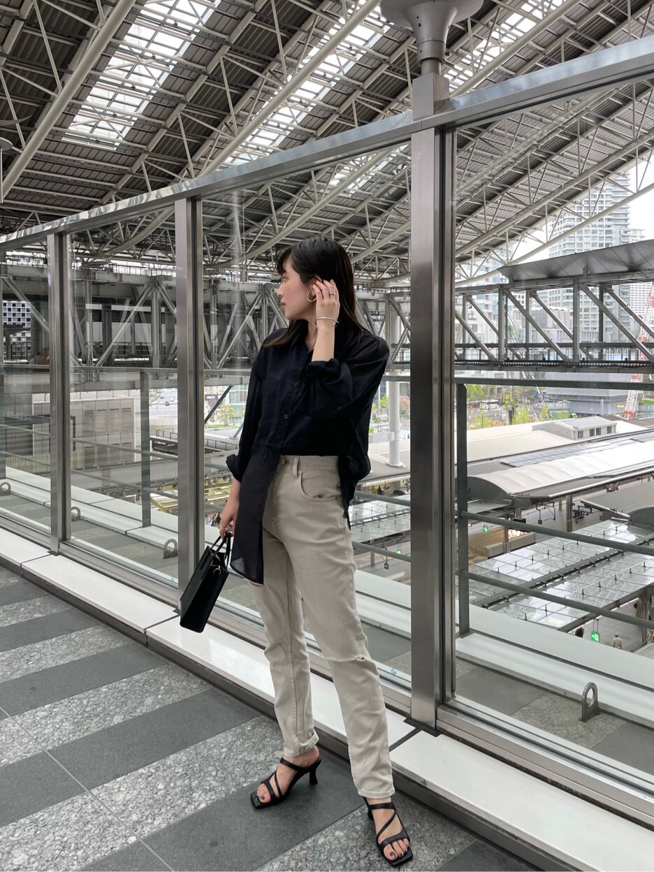 ブラック系のショルダーバッグ、ブラック系のシャツ/ブラウス、グレー系のその他パンツを着用したレディースの春コーディネートの3枚目の写真