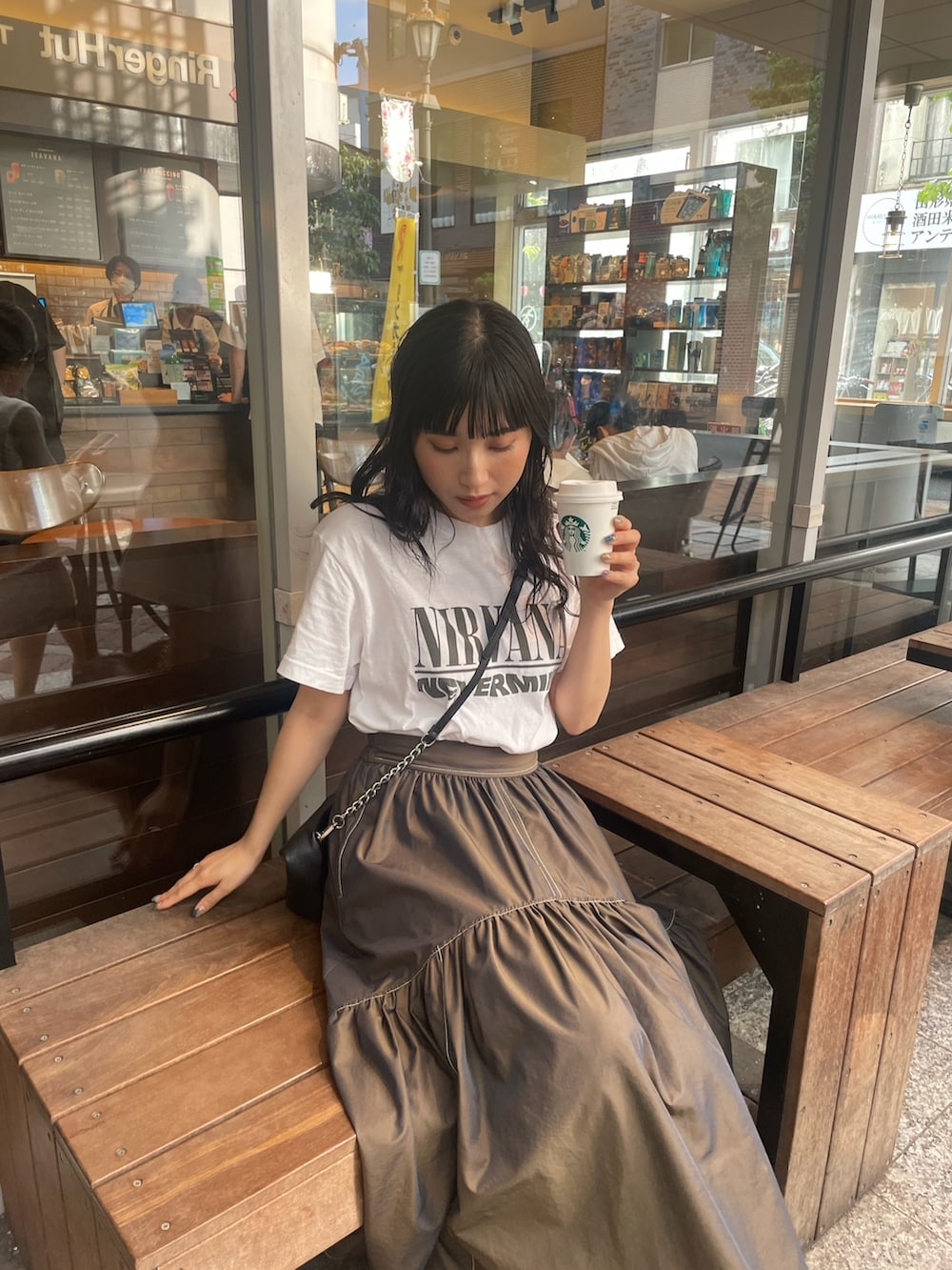 ホワイト系のTシャツ/カットソーを着用したレディースの夏コーディネートの2枚目の写真