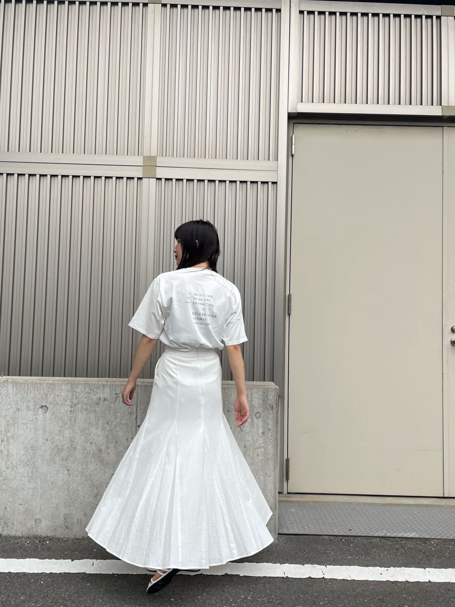 ホワイト系のスカート、ホワイト系のサンダル、ホワイト系のTシャツ/カットソーを着用したレディースの夏コーディネートの2枚目の写真