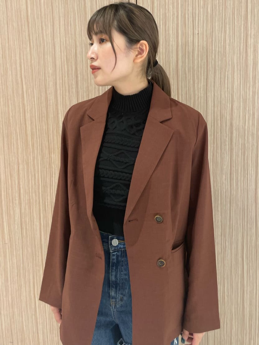 ブラウン系のテーラードジャケット、ブルー系のデニムパンツ、ブラック系のニット/セーターを着用したレディースの夏コーディネートの6枚目の写真