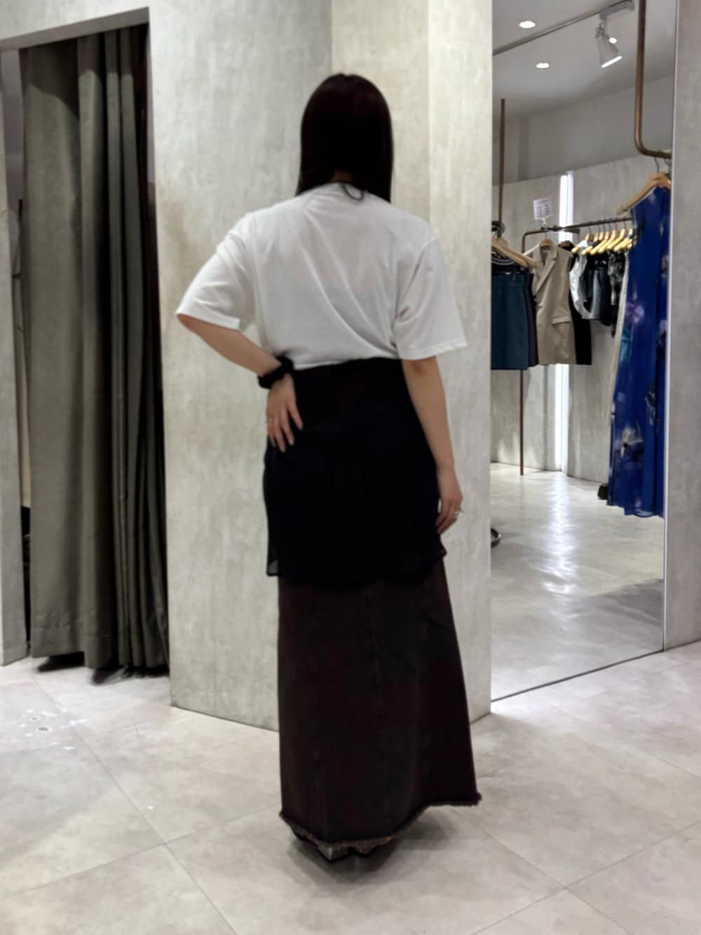 その他のTシャツ/カットソー、ブラック系のシャツ/ブラウス、ブラウン系のデニムスカートを着用したレディースの夏コーディネートの3枚目の写真