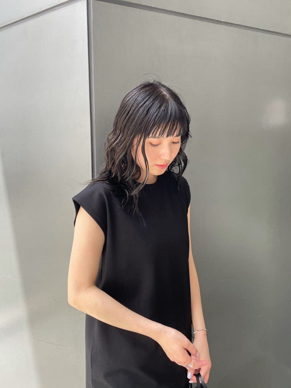 ブルー系のスカート、ブラック系のワンピース、ブラック系のサンダルを着用したレディースの夏コーディネートの3枚目の写真