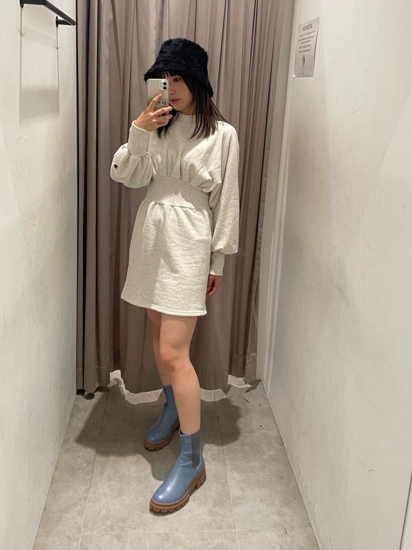 ホワイト系のワンピース、ブルー系のブーツ、ブラック系のハットを着用したレディースの秋コーディネートの2枚目の写真