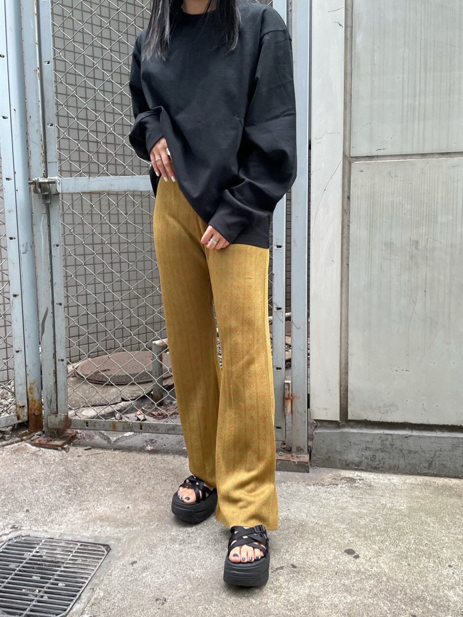 ブラック系のサンダル、ブラック系のTシャツ/カットソー、イエロー系のその他パンツを着用したレディースの春コーディネートの4枚目の写真