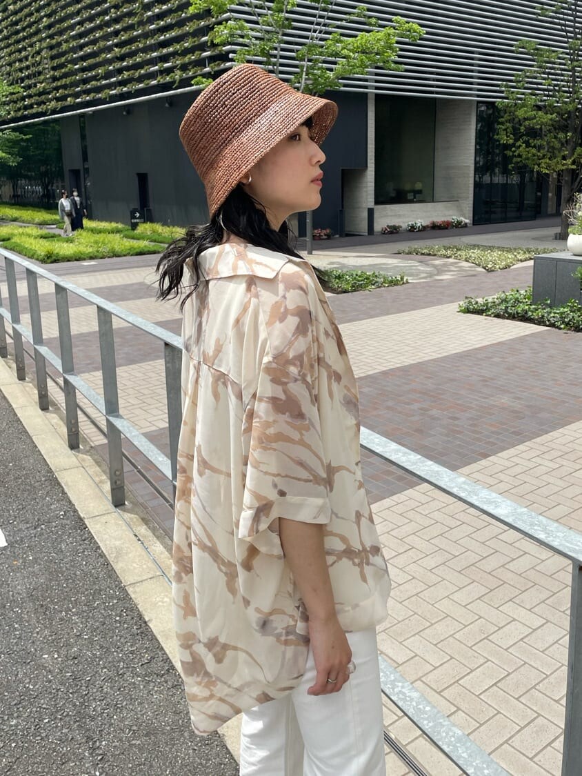 ホワイト系のその他パンツ、その他のシャツ/ブラウス、ベージュ系のサンダルを着用したレディースの夏コーディネートの5枚目の写真