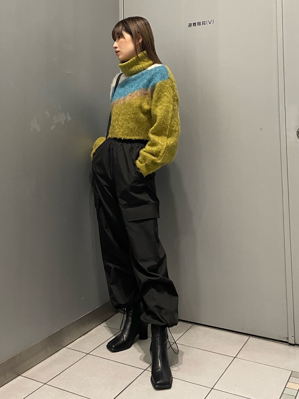 その他のニット/セーター、ブラック系のブーツ、ブラック系のショルダーバッグを着用したレディースの秋コーディネートの3枚目の写真