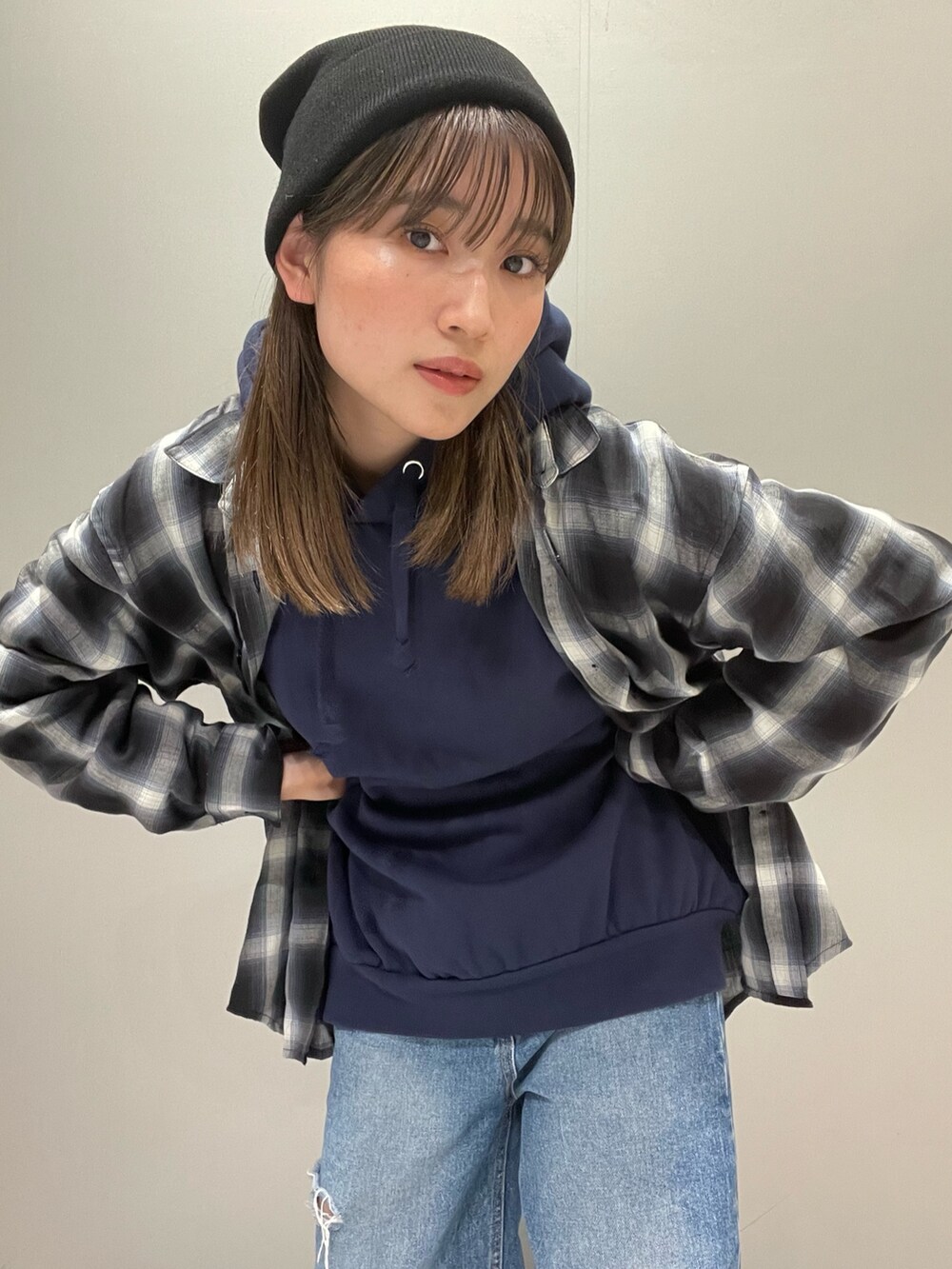 ブルー系のパーカー、ブラック系のブーツを着用したレディースの秋コーディネートの5枚目の写真