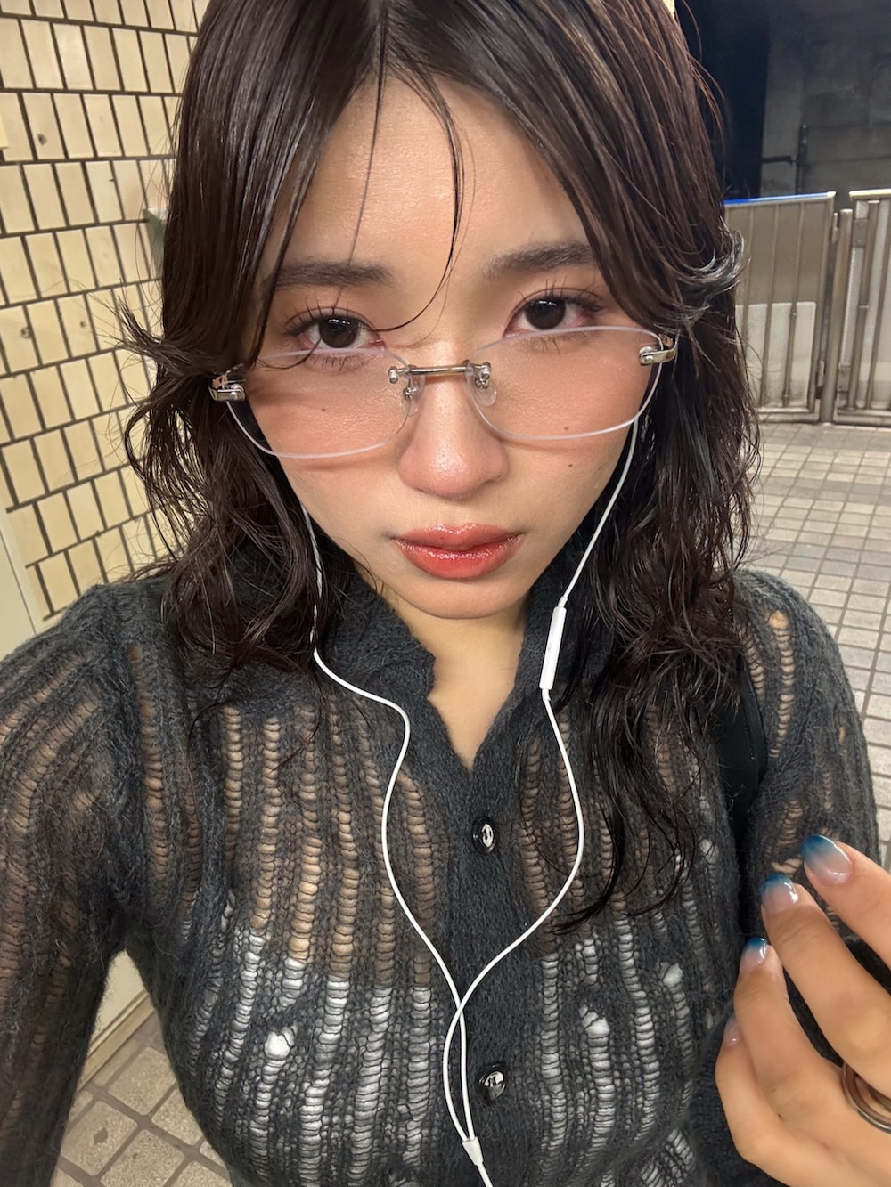 ブラウン系のブーツ、シルバー系のメガネを着用したレディースの春コーディネートの2枚目の写真