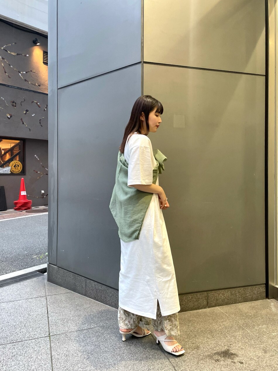 ホワイト系のサンダル、ホワイト系のワンピース、ベージュ系のシャツ/ブラウスを着用したレディースの春コーディネートの3枚目の写真