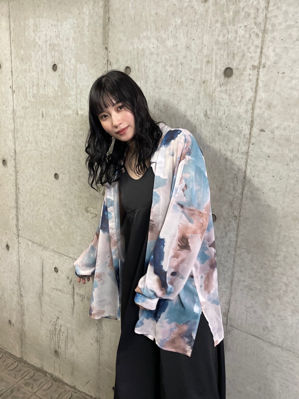 ブルー系のシャツ/ブラウス、ブラック系のワンピース、ブラック系のサンダルを着用したレディースの春コーディネートの4枚目の写真