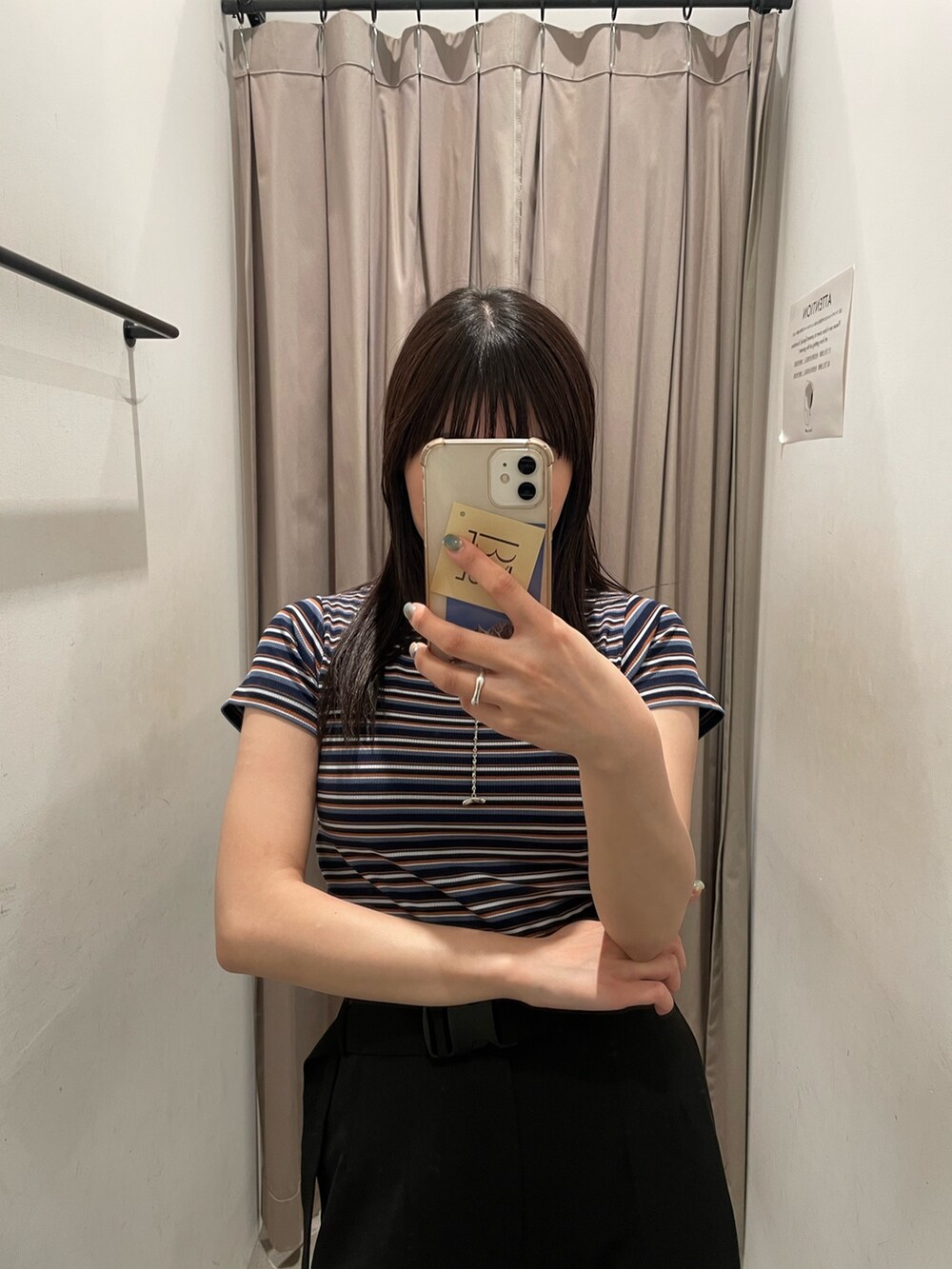ブルー系のTシャツ/カットソー、ブラック系のスラックス、ブラック系のサンダルを着用したレディースの春コーディネートの3枚目の写真
