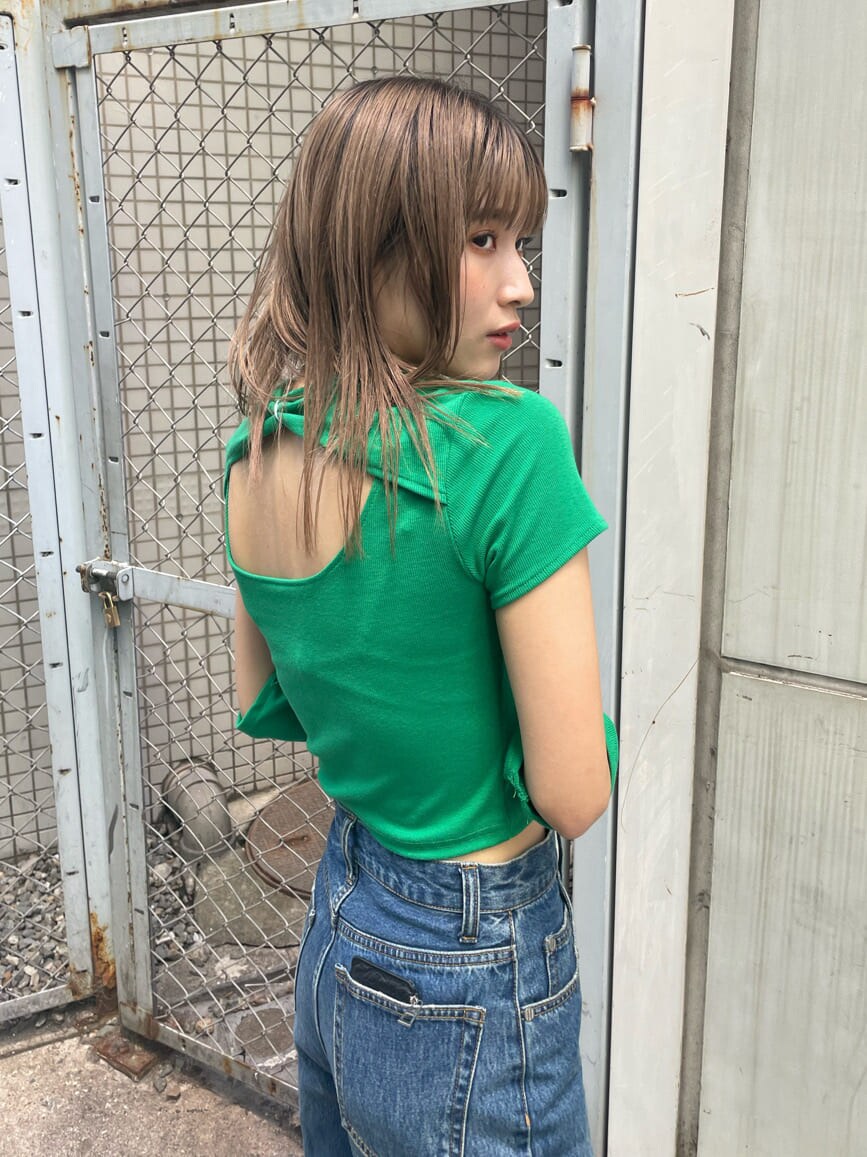 ブルー系のデニムパンツ、ブルー系のデニムパンツ、グリーン系のTシャツ/カットソーを着用したレディースの秋コーディネートの5枚目の写真