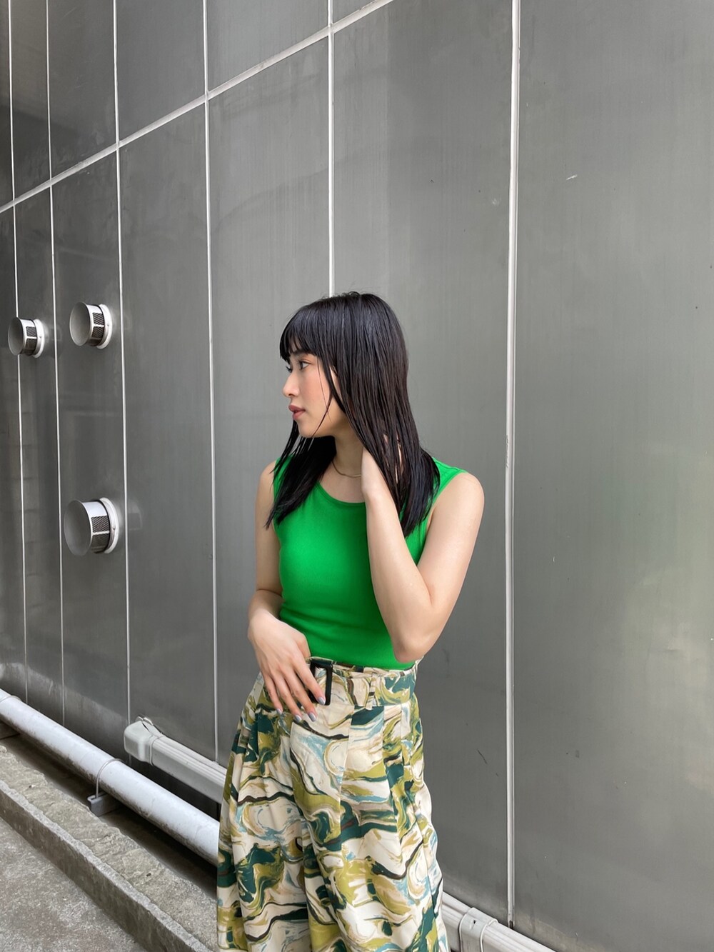 ブラック系のサンダル、グリーン系のスラックス、グリーン系のタンクトップを着用したレディースの春コーディネートの3枚目の写真